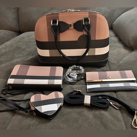 Deluxity Los Angeles Handbags - Deluxity Los Angeles 5 piece handbag set NWT